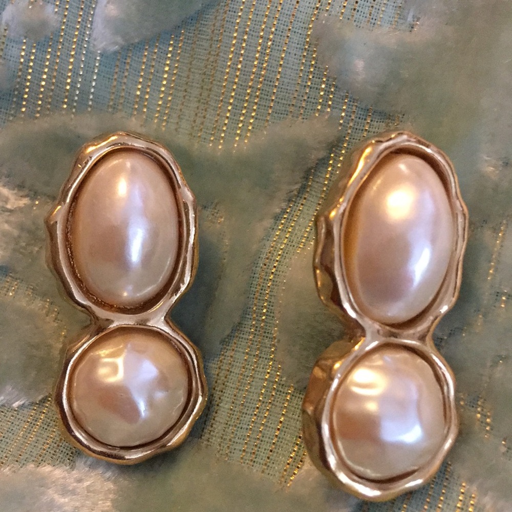 Vintage richelieu gold tone pearl earrings